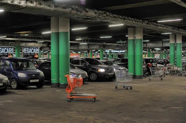 Aparcamiento subterráneo en el centro comercial Auchan, San Petersburgo, Rusia —  Fotos de Stock