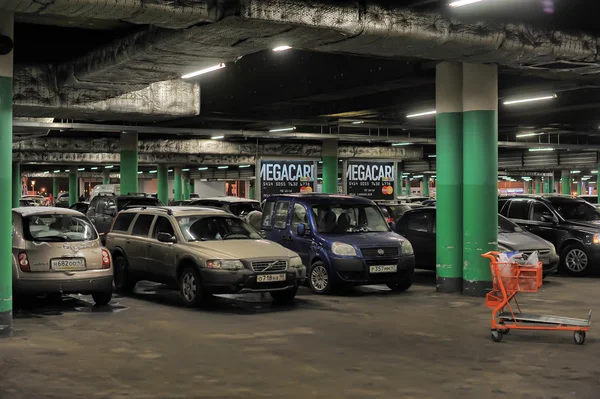 Aparcamiento subterráneo en el centro comercial Auchan, San Petersburgo, Rusia —  Fotos de Stock