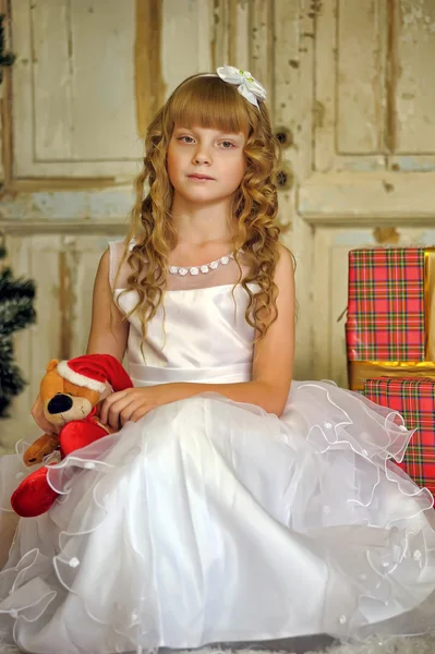 Menina sendo feliz sobre presente de Natal — Fotografia de Stock