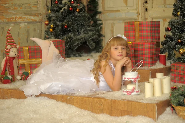 Liten flicka att vara glad om julklapp — Stockfoto