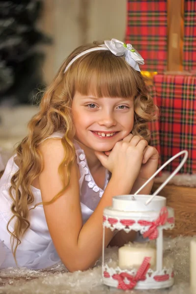 La bambina è felice del regalo di Natale. — Foto Stock