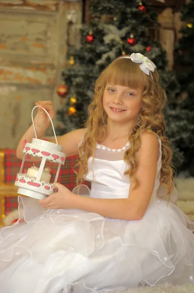 Маленька дівчинка задоволена подарунком на Різдво — стокове фото
