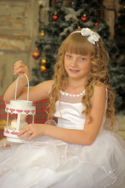 Menina sendo feliz sobre presente de Natal — Fotografia de Stock