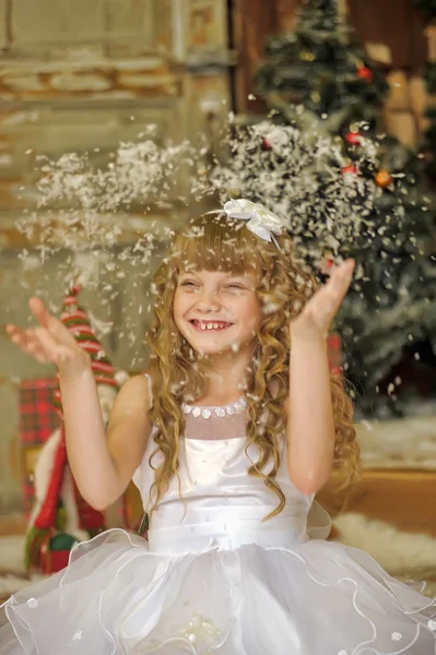 Klein meisje gelukkig over kerstcadeau — Stockfoto