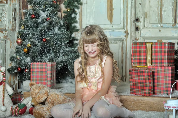 Κοριτσάκι είσαι ευτυχισμένος για χριστουγεννιάτικο δώρο — Φωτογραφία Αρχείου
