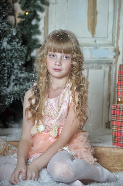 Petite fille heureuse à propos du cadeau de Noël — Photo