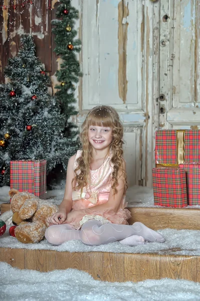 Menina sendo feliz sobre presente de Natal — Fotografia de Stock