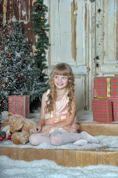 Petite fille heureuse à propos du cadeau de Noël — Photo