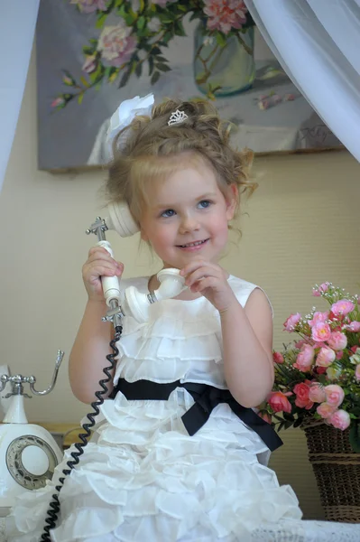 Мила маленька дівчинка на телефоні — стокове фото
