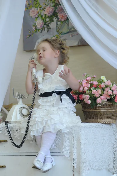 Aranyos kislány, a telefon — Stock Fotó
