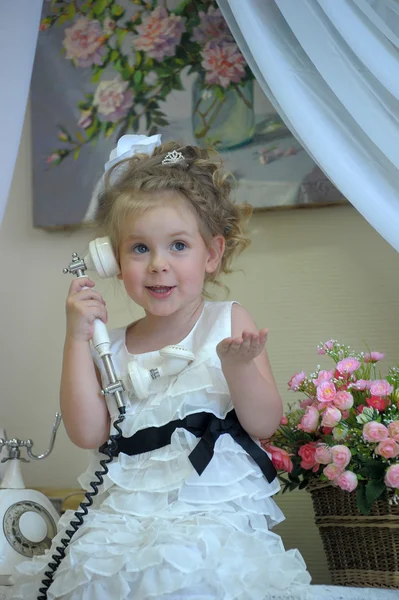 Menina bonito no telefone — Fotografia de Stock