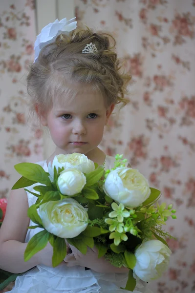 Prinses met bloemen — Stockfoto