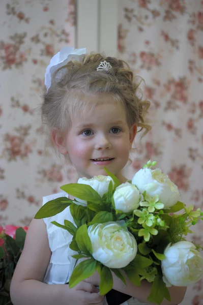 Princesa con flores —  Fotos de Stock