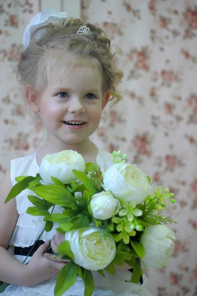 Prinses met bloemen — Stockfoto