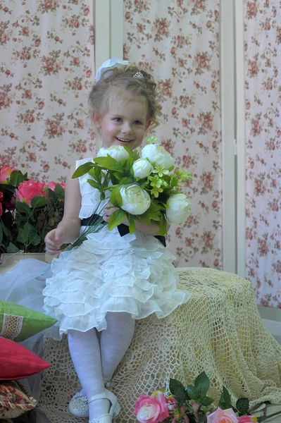 Princezna s květinami — Stock fotografie