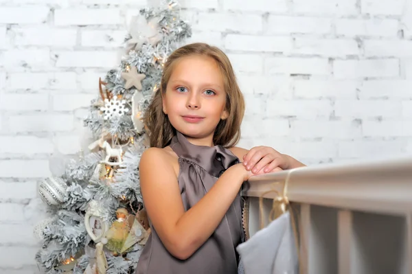 Menina bonita sonhando com o Natal — Fotografia de Stock