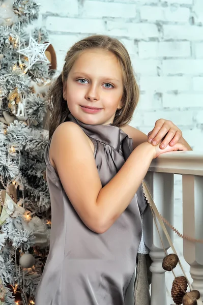 Menina bonita sonhando com o Natal — Fotografia de Stock