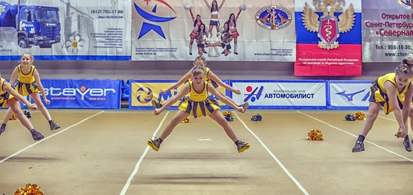 Cheerleading championship åtgärder — Stockfoto