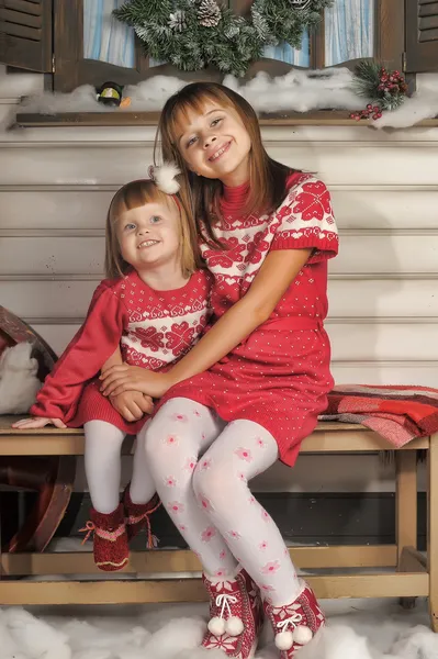 Irmãs na época do Natal — Fotografia de Stock