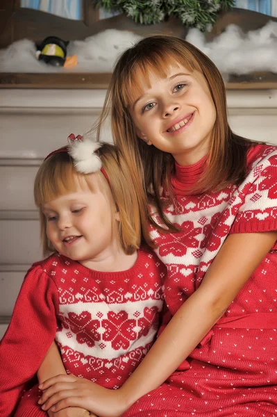 Irmãs na época do Natal — Fotografia de Stock