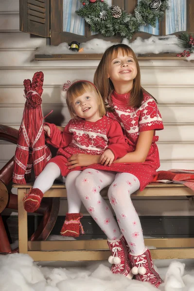 Schwestern zur Weihnachtszeit — Stockfoto