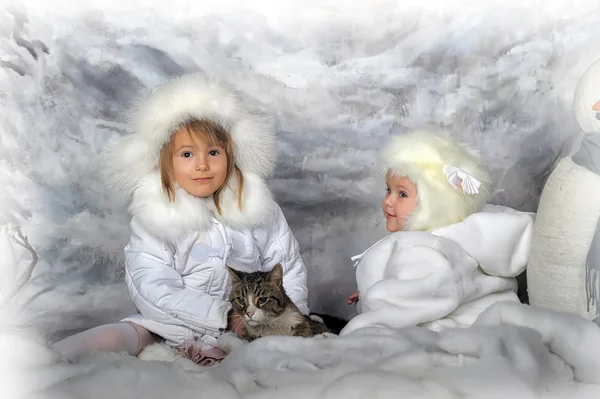 Meisjes met kat — Stockfoto