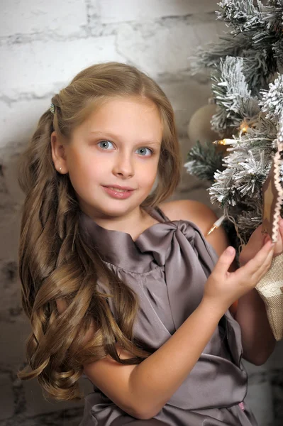 Ragazza vicino all'albero di Natale — Foto Stock