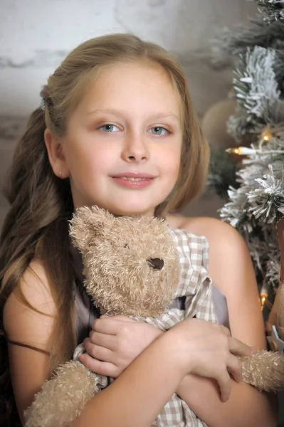 Fille avec ours en peluche — Photo