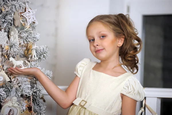 Chica cerca de árbol de Navidad —  Fotos de Stock