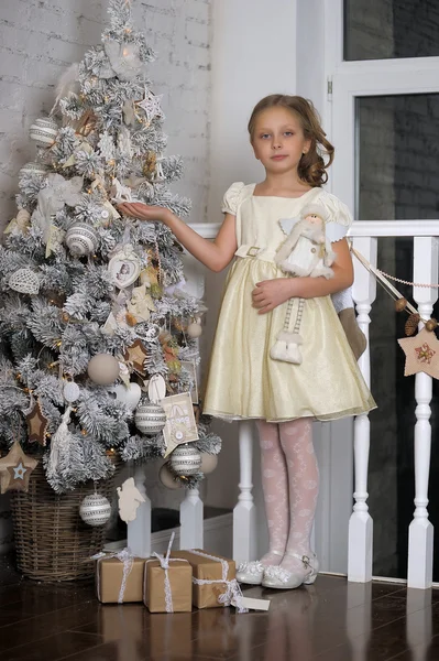 Fille près de arbre de Noël — Photo