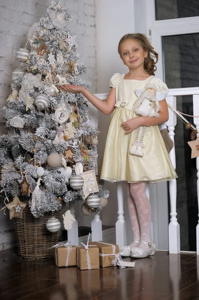 Fille près de arbre de Noël — Photo