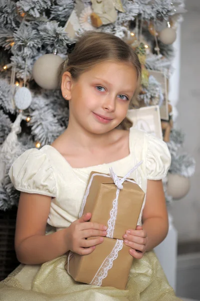 Chica cerca de árbol de Navidad con caja de regalo —  Fotos de Stock