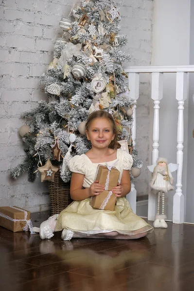 Dívka u vánočního stromu s dárkový box — Stock fotografie