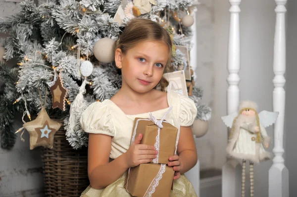 Chica cerca de árbol de Navidad con caja de regalo —  Fotos de Stock