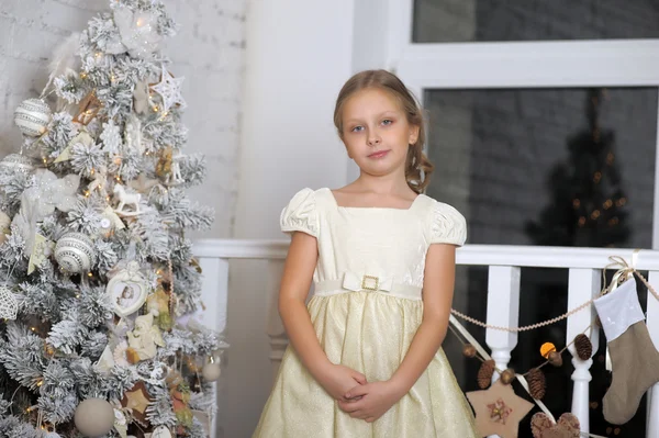 Menina perto da árvore de Natal — Fotografia de Stock