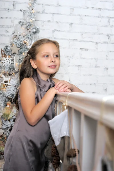 クリスマスツリーの近くの女の子 — ストック写真