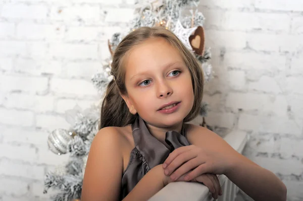 Ragazza vicino all'albero di Natale — Foto Stock