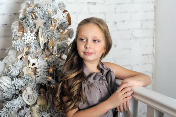 Menina perto da árvore de Natal — Fotografia de Stock