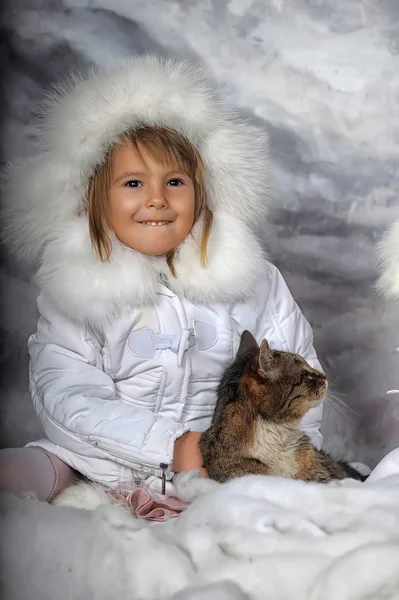 Flicka med katt — Stockfoto