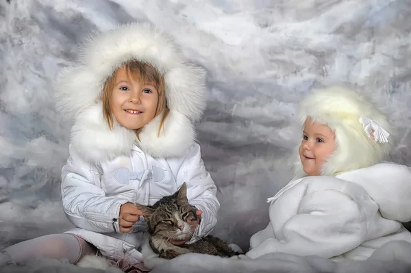 Dívky s kočkou — Stock fotografie