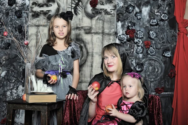 Mutter und Töchter als Halloween-Hexen verkleidet — Stockfoto