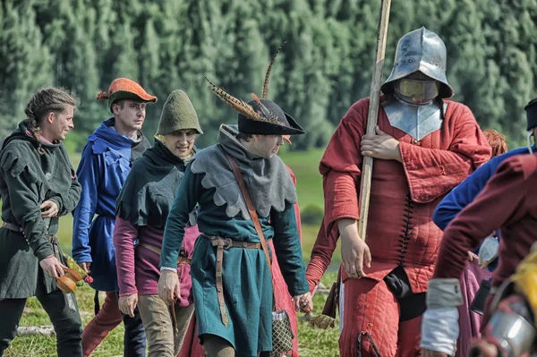 Menschen beim jährlichen internationalen Festival der Militärgeschichte — Stockfoto