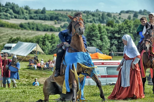 Gente en el Festival Internacional Anual de Historia Militar — Foto de Stock