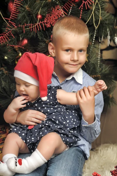 Fratello e sorella vicino abete di Natale — Foto Stock