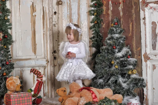 クリスマス モミの木の近くの女の子 — ストック写真