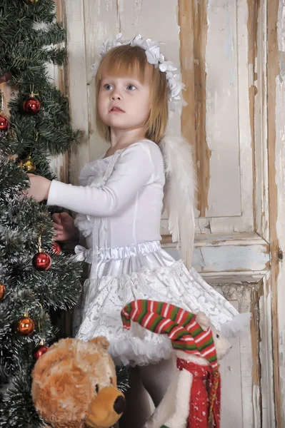 Menina perto de abeto de Natal — Fotografia de Stock