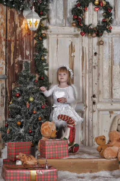 Ragazza vicino abete di Natale — Foto Stock