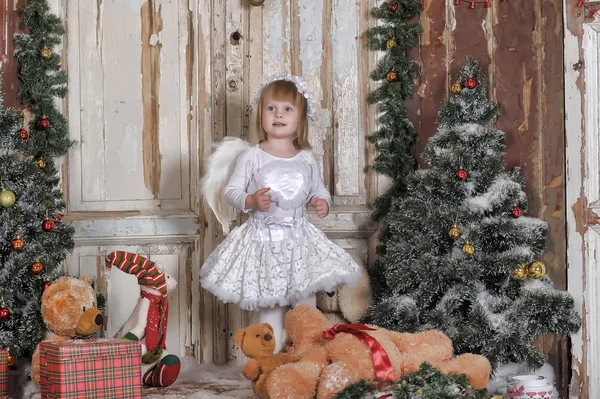 Meisje in de buurt van fir kerstbomen — Stockfoto