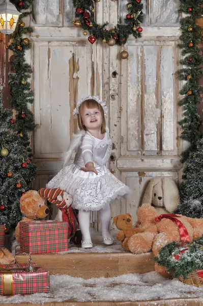 Meisje in de buurt van Spar-kerstboom — Stockfoto