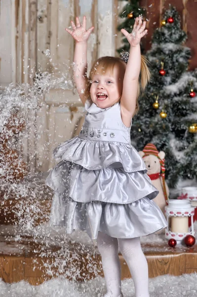 Flicka nära fir-julgran — Stockfoto
